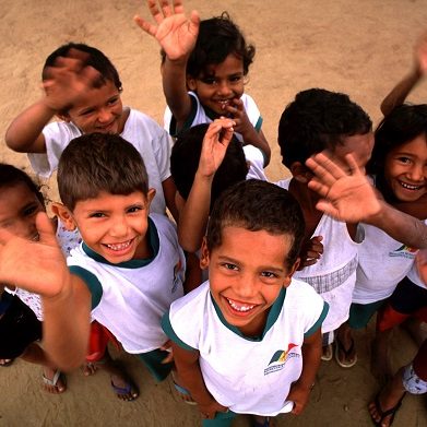 Estado da Paraiba, Junho de 2002 - Criancas brincam em frente a escola, em zona rural do estado da Paraiba, durante documentacao do Plano das Aguas, Meio Ambiente, Gestao e Infra-estrutura do Estado. (Foto - Eraldo Peres/Photo Agencia).
